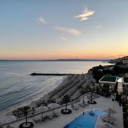 Onyx Deluxe First Line Apartment *